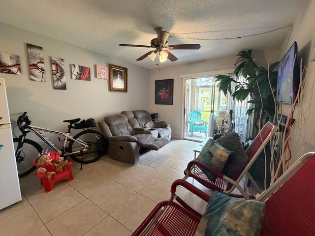 4 of 12 - 6112 Forest Hill Boulevard #109, West Palm Beach, FL