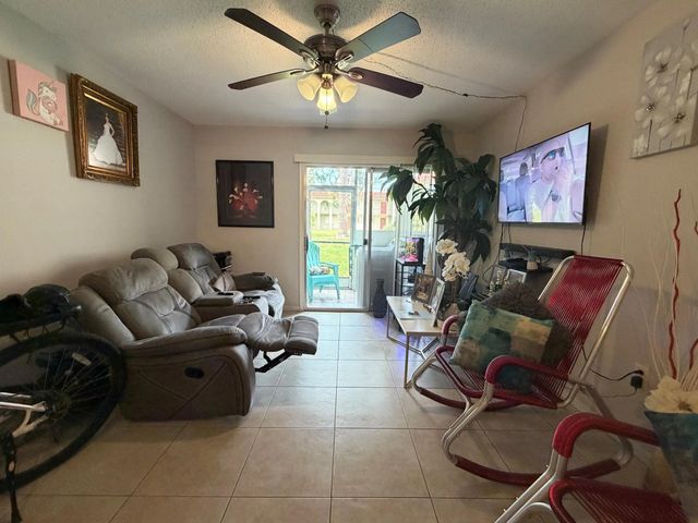 5 of 12 - 6112 Forest Hill Boulevard #109, West Palm Beach, FL