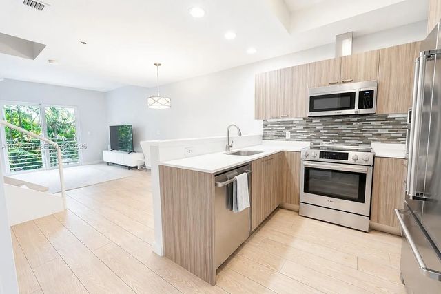4 of 11 - 619 Meridian Avenue #4, Miami Beach, FL
