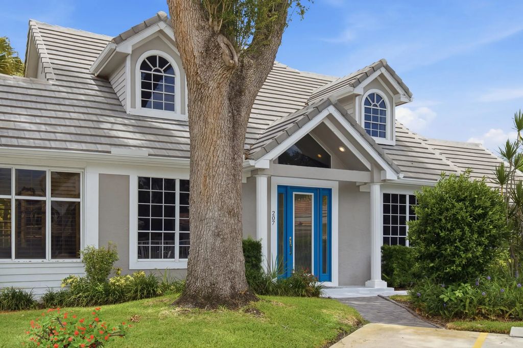 207 Woodsmuir Court, Palm Beach Gardens
