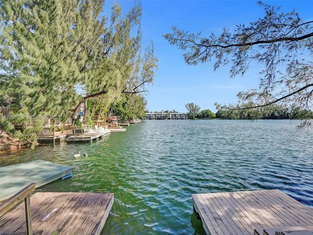 4863 Sw 71st Place, Miami