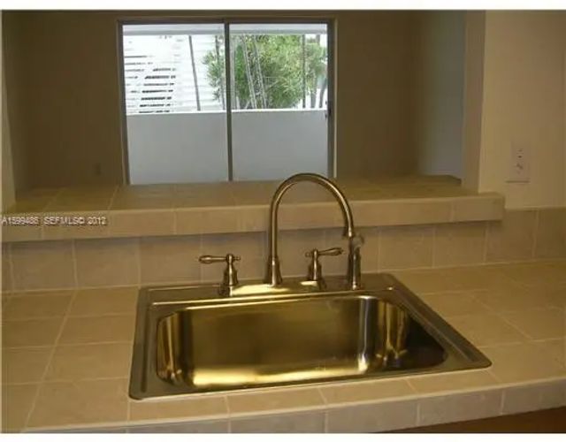 5 of 11 - 500 Bayview Drive #122, Sunny Isles Beach, FL