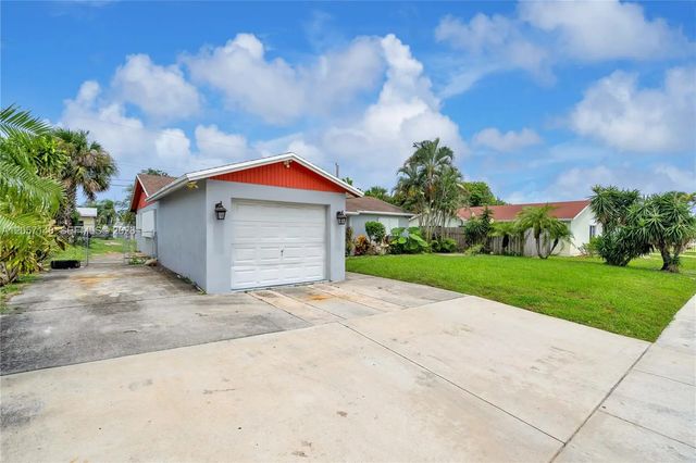 4 of 8 - 1320 W 26th Court, Riviera Beach, FL