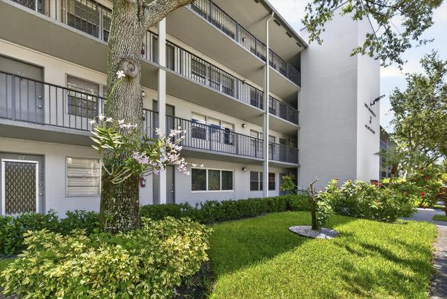 101 Sw 132nd Way #215j, Pembroke Pines