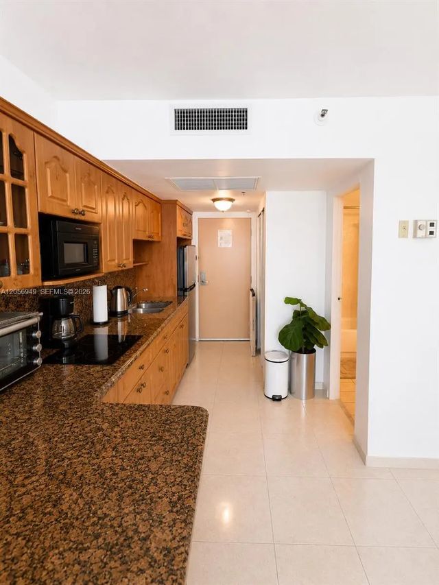 3 of 17 - 19201 Collins Avenue #1025, Sunny Isles Beach, FL