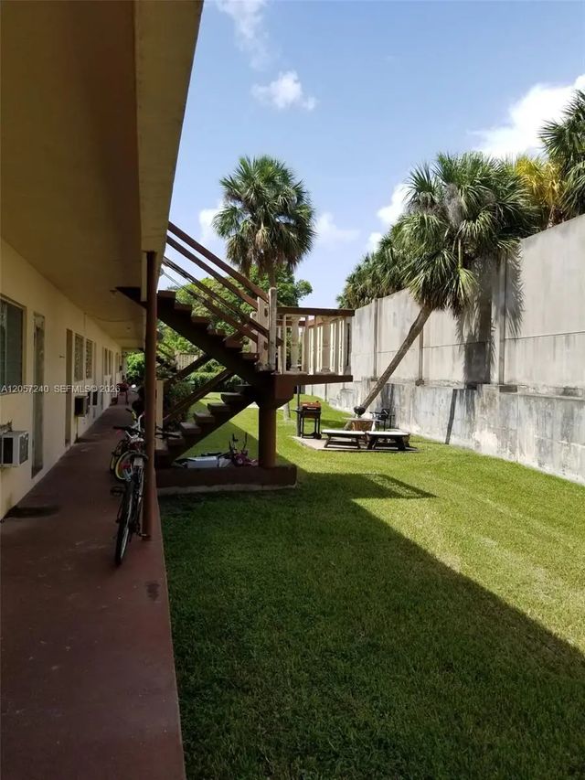 280 Sw 11th Avenue #18, Hallandale Beach