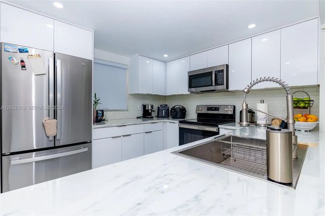 2 of 38 - 469 N Pine Island Road #b308, Plantation, FL
