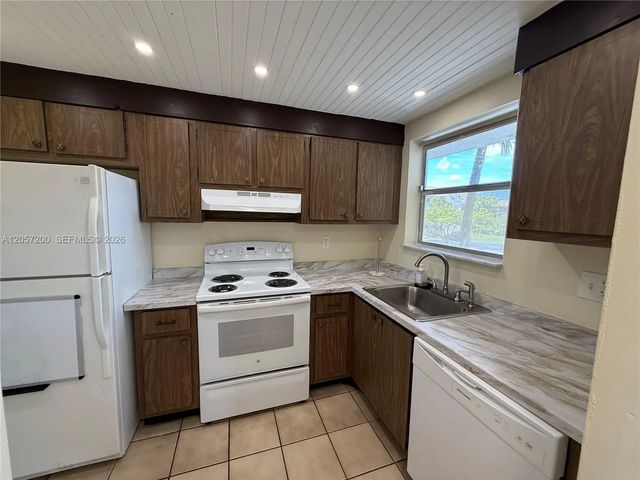 5 of 6 - 8305 Sunrise Lakes Boulevard #201, Sunrise, FL