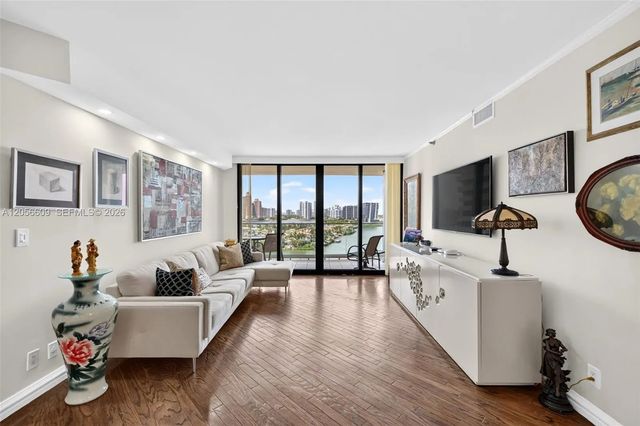 2800 Island Boulevard #1005, Aventura