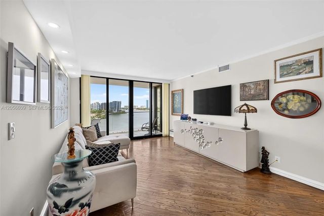 4 of 45 - 2800 Island Boulevard #1005, Aventura, FL