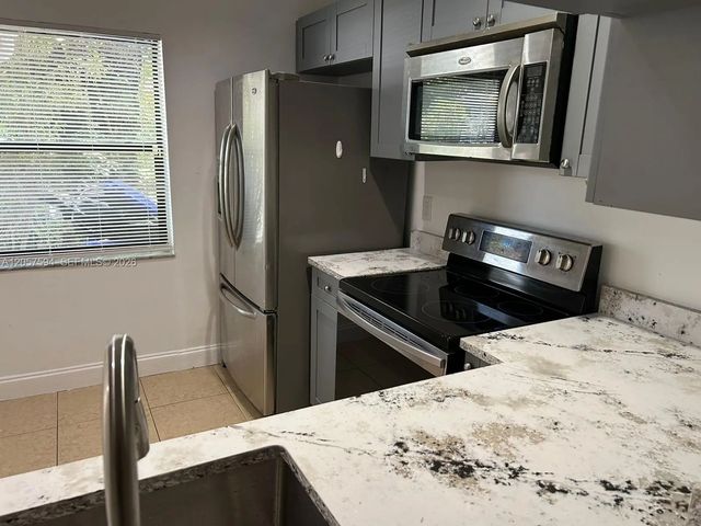 4 of 31 - 10537 Nw 8th Street, Pembroke Pines, FL