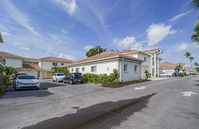 2 of 47 - 524 7th Square #102, Vero Beach, FL