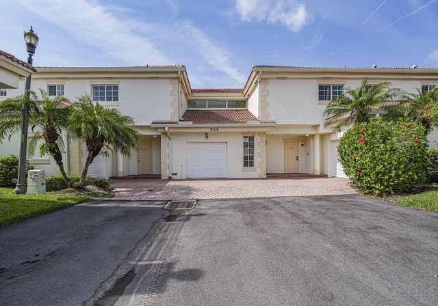 3 of 47 - 524 7th Square #102, Vero Beach, FL