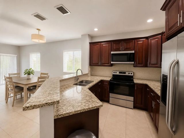 3 of 9 - 8851 N Isles Circle, Tamarac, FL