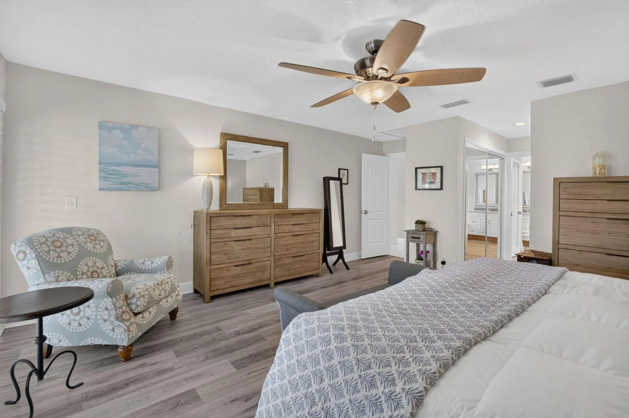 Image 34: B26055447