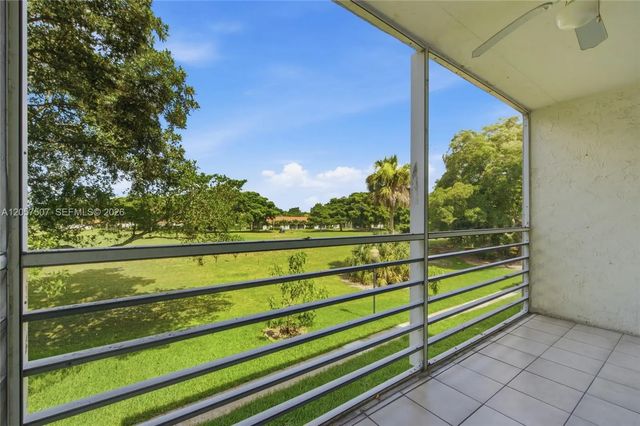 8421 Lagos De Campo Boulevard #202t, Tamarac