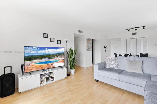 4400 Hillcrest Drive #901b, Hollywood