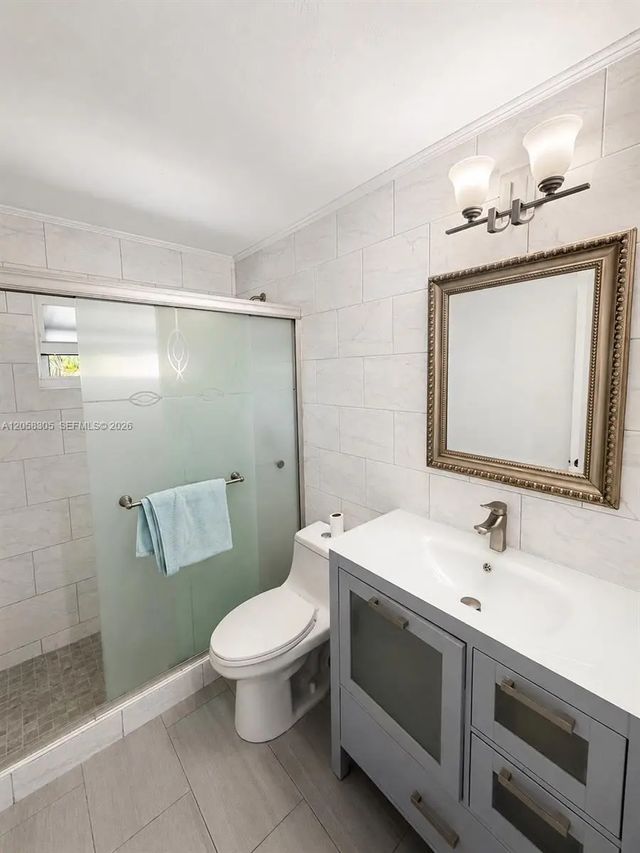 3 of 13 - 5651 Ne 9th Avenue, Oakland Park, FL