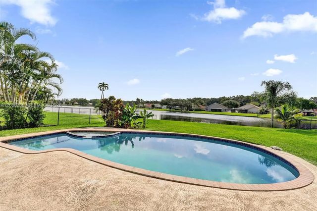 1720 W Oak Knoll Circle, Davie