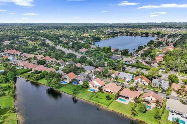 2 of 50 - 1720 W Oak Knoll Circle, Davie, FL