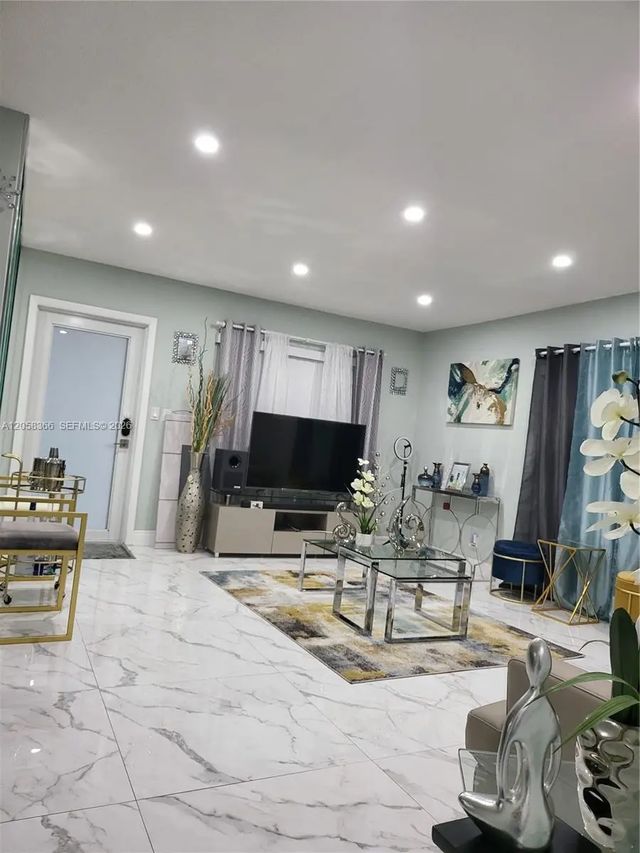1747 Rodman Street #110, Hollywood