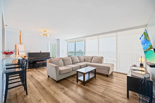 7601 E Treasure Drive #2124, North Bay Village