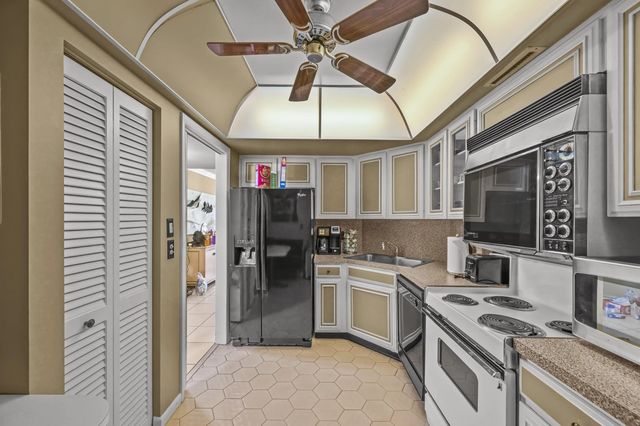 5 of 22 - 2425 Presidential Way #1006, West Palm Beach, FL