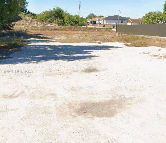 5 of 6 - 705 Labrador Avenue N, Lehigh Acres, FL