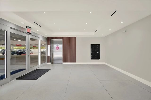 5 of 6 - 5740 Hollywood Boulevard, Hollywood, FL