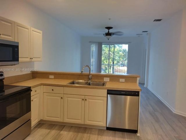 2 of 18 - 1960 Freeport Lane #1960, Riviera Beach, FL