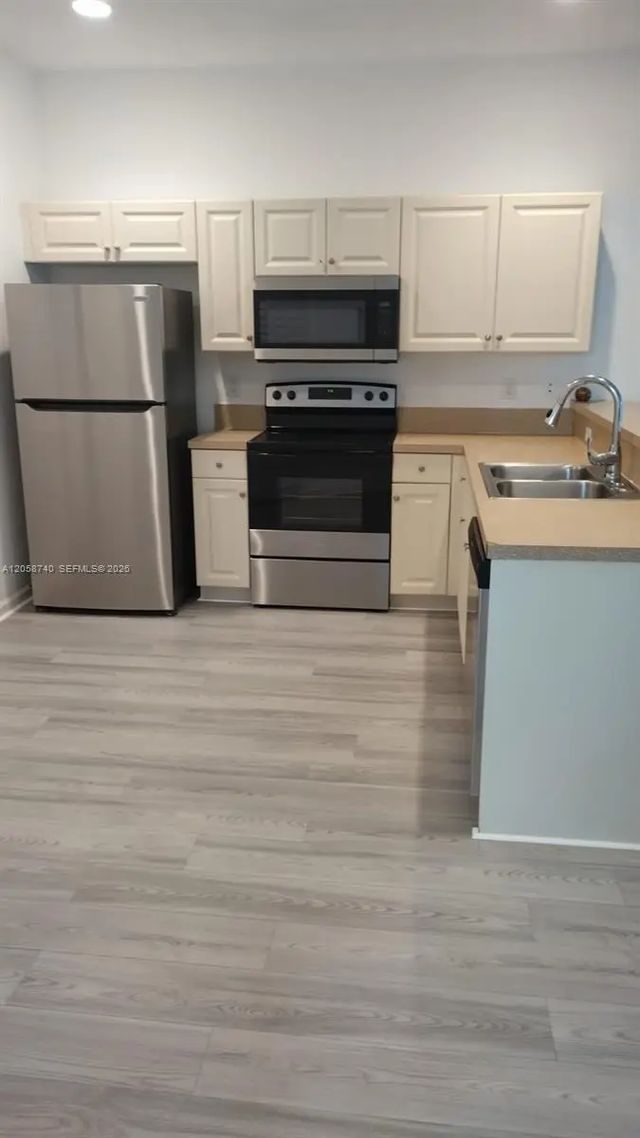 3 of 18 - 1960 Freeport Lane #1960, Riviera Beach, FL