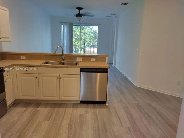 5 of 18 - 1960 Freeport Lane #1960, Riviera Beach, FL