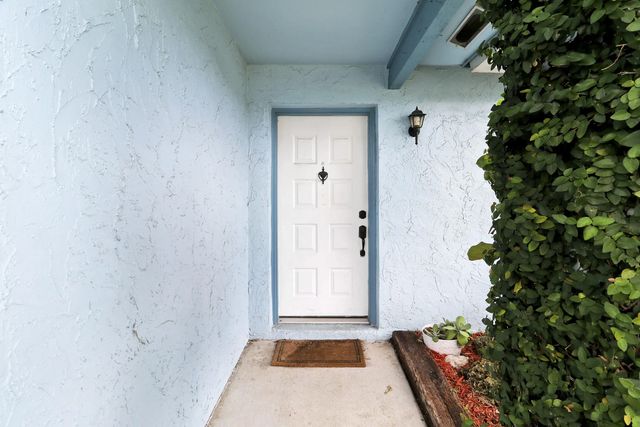 4 of 28 - 104 Banyan Circle, Jupiter, FL