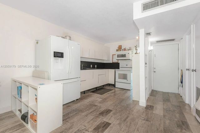 2 of 10 - 3401 N Country Club Drive #117, Aventura, FL