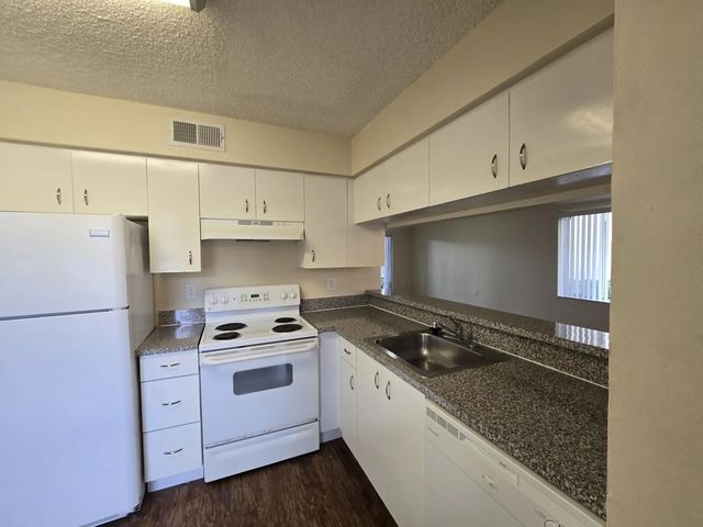 4 of 20 - 13106 Glenmoor Drive #131, West Palm Beach, FL