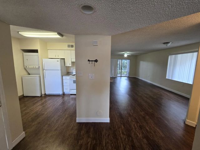 5 of 20 - 13106 Glenmoor Drive #131, West Palm Beach, FL
