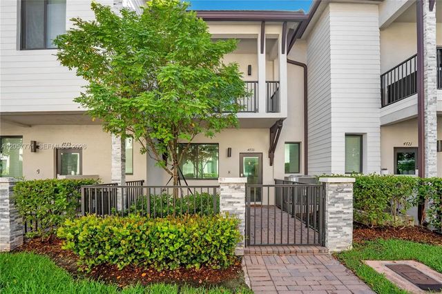 4733 Nw 83rd Parkway, Doral