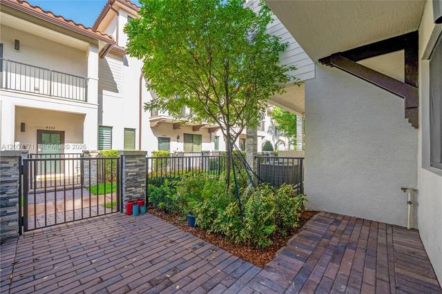 2 of 43 - 4733 Nw 83rd Parkway, Doral, FL