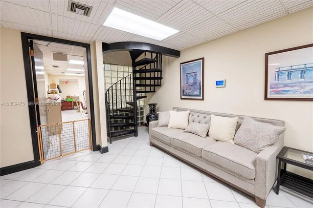 3 of 32 - 2200 Hollywood Boulevard, Hollywood, FL