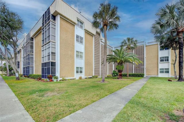 2 of 26 - 3020 Ne 16th Avenue #306, Oakland Park, FL