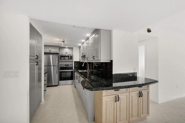 5 of 38 - 5600 N Flagler Drive #2504, West Palm Beach, FL