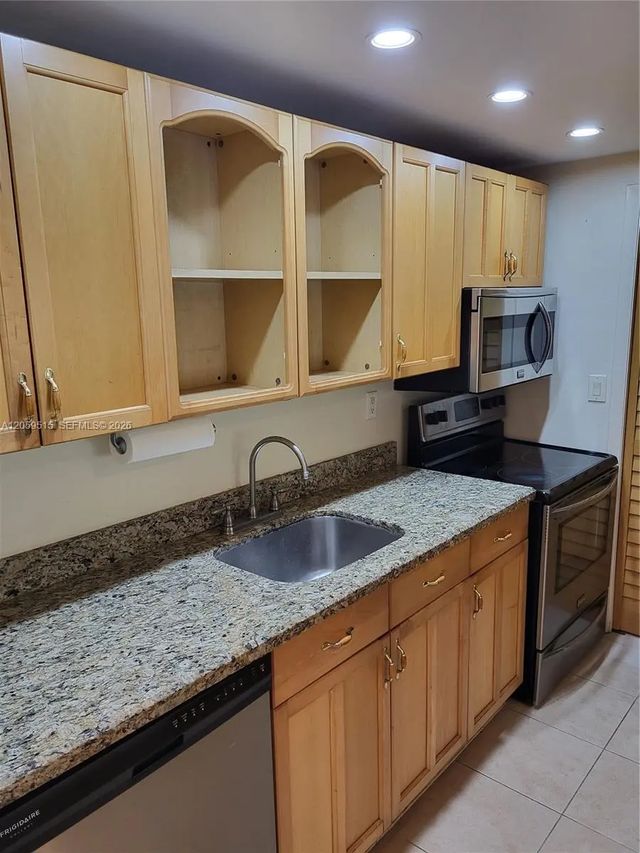 3 of 18 - 230 Lakeview Drive #207, Weston, FL
