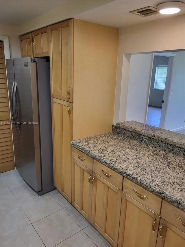 4 of 18 - 230 Lakeview Drive #207, Weston, FL