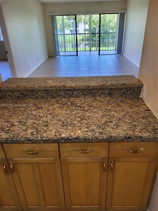 5 of 18 - 230 Lakeview Drive #207, Weston, FL