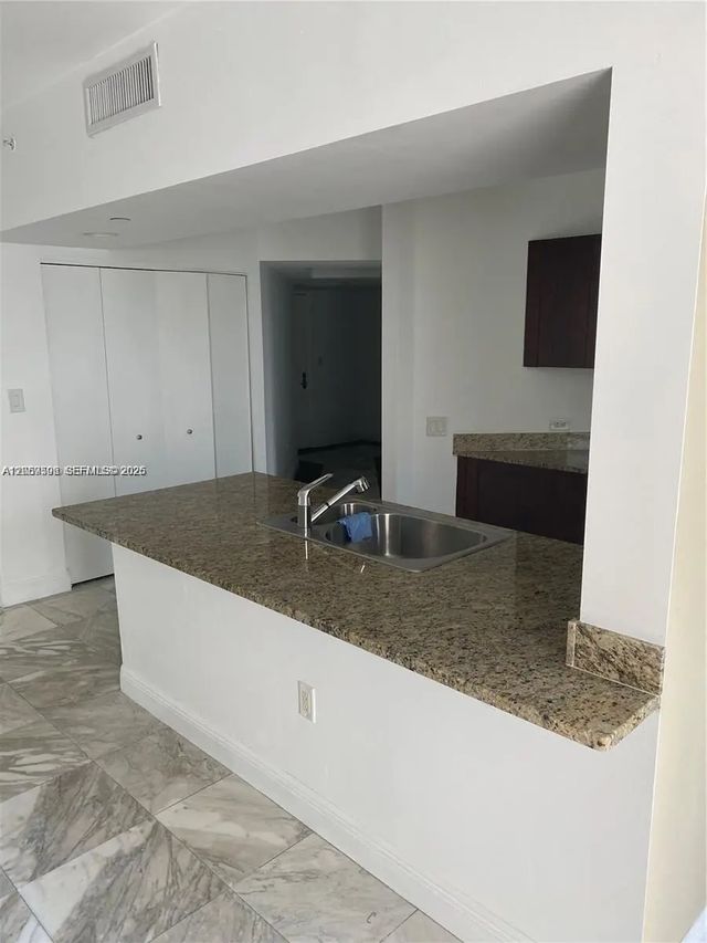 5 of 18 - 19900 E Country Club Drive #310, Aventura, FL