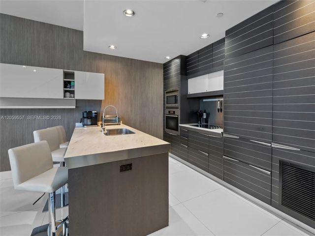 4 of 9 - 200 Biscayne Boulevard Way #1407, Miami, FL
