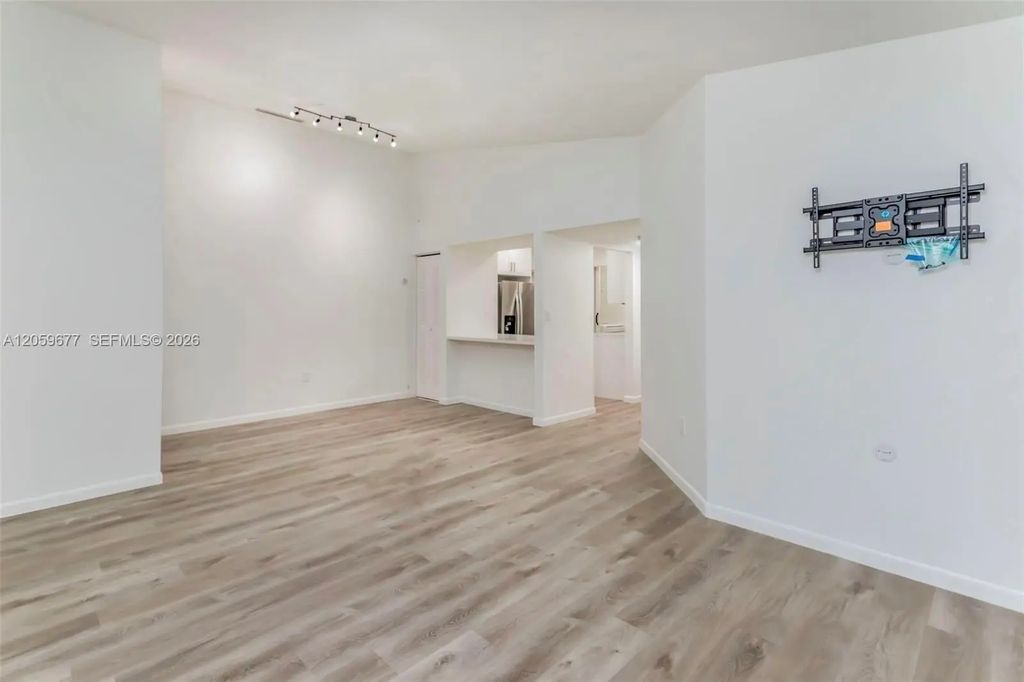 931 Ne 199th Street #201-22, Miami