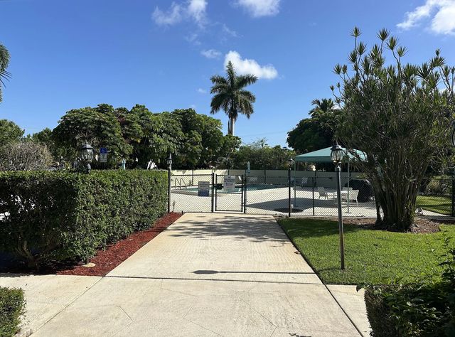 3 of 15 - 505 Spencer Drive #407, West Palm Beach, FL