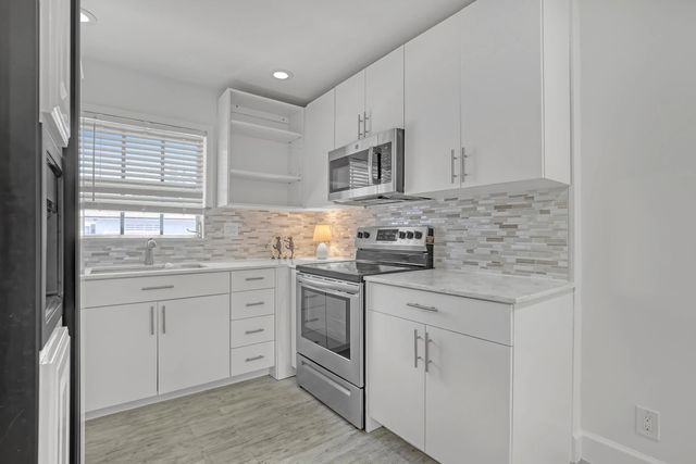 5 of 43 - 2940 Crosley Drive E, West Palm Beach, FL