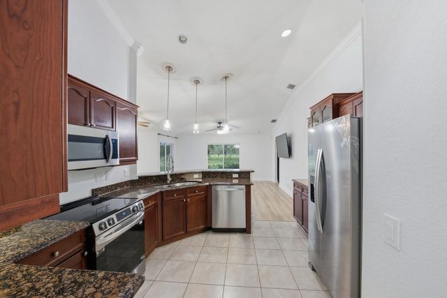 4 of 37 - 5476 Nw Boydga Avenue, Port St. Lucie, FL